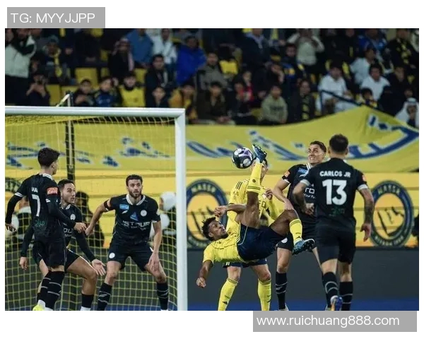 足球明星竖中指事件引发热议社交媒体上图片迅速传播引发争议