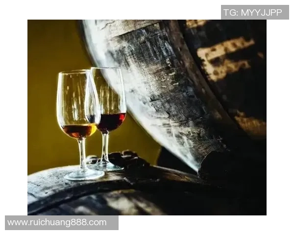 足球明星亲自酿造的葡萄酒珍品图片展现足球与美酒的完美结合