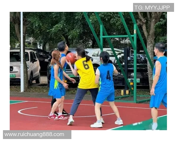 明星聚焦篮球场激情碰撞展现运动魅力与友谊的精彩瞬间